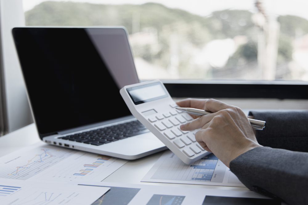 Budżet biura w erze hybrydowej – jak planować koszty pracy zdalnej i stacjonarnej