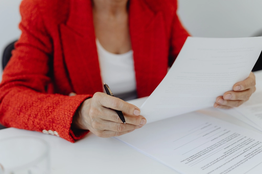 Jak czytać umowę o pracę, zanim ją podpiszesz?